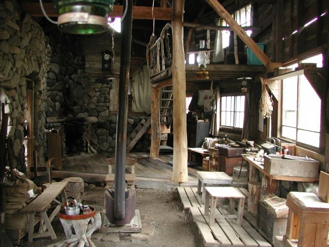 五郎さんの石の家の内部です．<br />ここで撮影もしたのでしょうか？