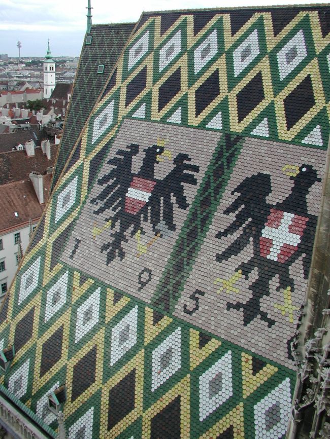 北塔はエレベーターで上ることができます．そこから屋根の模様がよく見えました．<br />いろんな寺院に行きましたが，ここの模様は独特です．