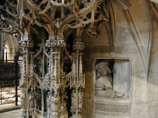 では寺院の中を見てみましょう．<br />先ずは説教壇．説教壇の柱に怪しい人物の彫刻が...<br />なんと，この説教壇の作者本人っ！<br />アントン・ピルグラムという方です．どんな人だったんでしょう...