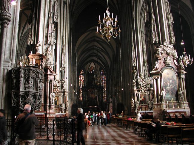 寺院内部の全体像です．<br />私はキリスト教信者ではありませんが，教会の内部の粛々とした雰囲気って心に響くんですよね〜