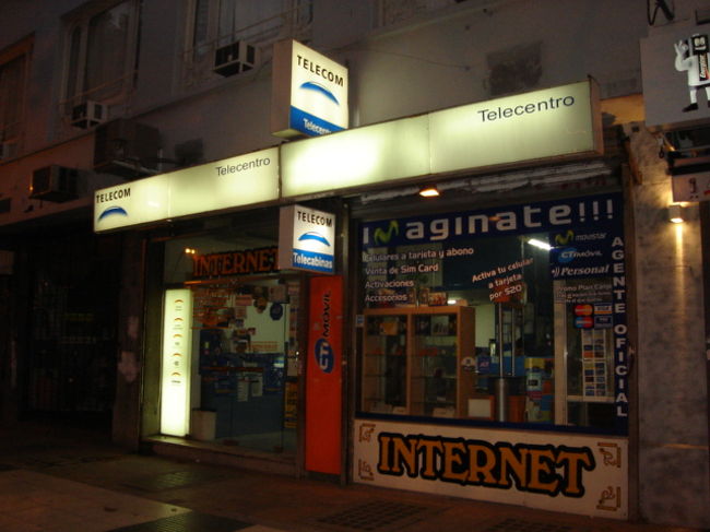 公衆電話もありますがＴｅｌｅｃｏｍといってネットカフェのようなものがいたるところにあってそこで電話、インターネット、プリントアウトなどいろんなことが出来るし安いのでお勧めです。