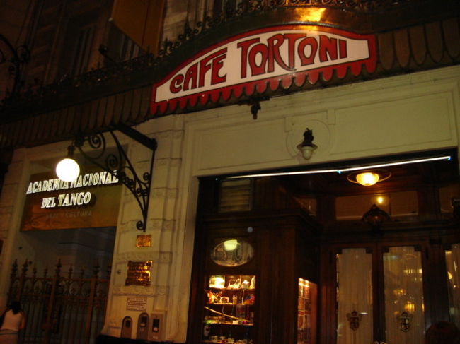 歴史あるCafe Tortoniです。<br />お腹もすいていたので入ってみました。