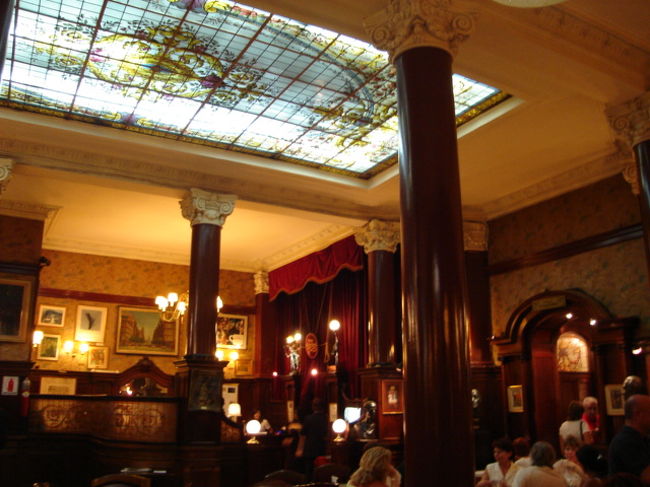 素敵な雰囲気。アールヌーボー調のランプがいっぱい展示されていました。臨時だったのか常時だったのかは不明です。