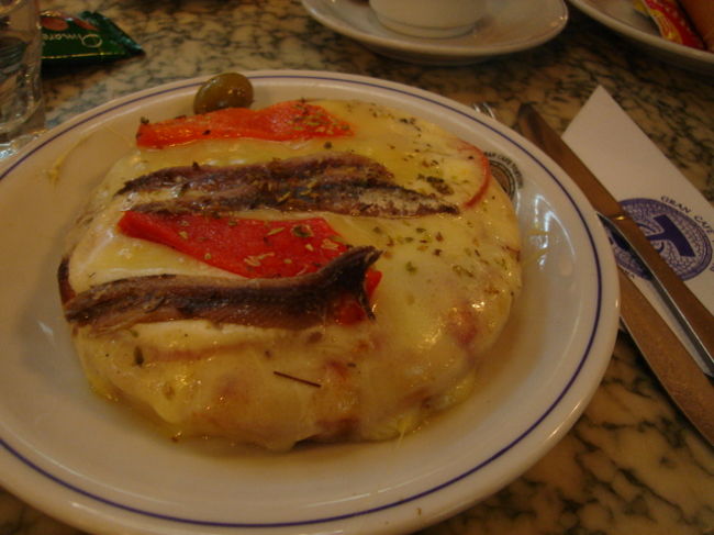 Ｍｏｚｏ（男性ウェイターに声をかける時は「Ｍｏｚｏ」で女性なら「Ｍｏｚａ」だそうです）が急がしそうでなかなか目が合わなかったけどやっとこさ注文。まずはアンチョビのピザ（一人用の小さいサイズです）ふかふかのパン生地にアンチョビがそのままでろ〜んっとのっかってって豪快ながらおいしいピザ（トースト？）でした。