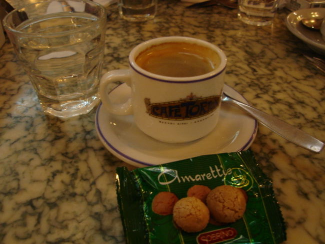 珈琲にはアマレットのビスコッティがついてきます。大満足！<br /><br />ピザ、プリン、珈琲で20ペソぐらいでした。