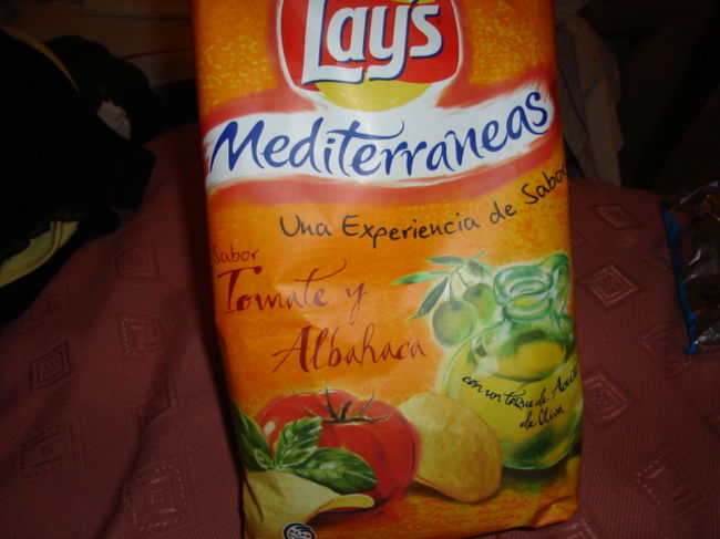 踊っておなかもすいたのでワインと一緒にチップス