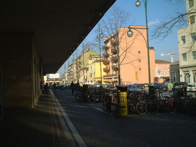 スクロヴェーニ礼拝堂の予約を11時にしていましたので、ホテルを９時頃出発しました。<br />20分程歩いたでしょうか、メストレ駅に着きました。