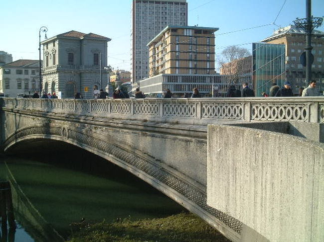 運河にかかる橋が見えてきます。
