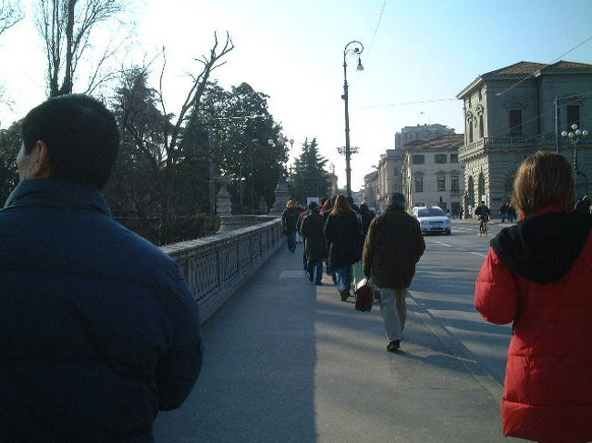 橋を渡れば、左手に大きな公園が。<br />その一角に礼拝堂はありました。