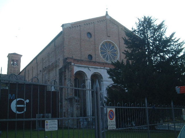 エレミターニ市立美術館。<br /><br />ここで、予約した切符を受け取ります。<br />美術館自体は、月曜日は休館で今日は見学はできません。<br />今回は、スクロヴェーニ礼拝堂だけの見学になります。<br />でも、トイレをお借りした時にちょっとだけ中を拝見しました。<br /><br />そうです。トイレ情報です。<br />礼拝堂には、ありません。美術館の中です。係の人に言えば、休館でも入らせてくれました。