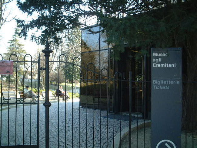 このガラス張りの待合室で、まず15分間ビデオを見ながら待ちます。<br />ここも、残念なことに撮影は一切禁止です。<br /><br />ということで、スクロヴェーニ礼拝堂を知るきっかけとなった、四国鳴門にある大塚美術館の、スクロヴェーニ礼拝堂をご紹介したいと思います。<br /><br />主観ですが、本物はもっと深い色です。<br /><br />http://4travel.jp/traveler/haru-haru/album/10161210/<br /><br />http://4travel.jp/traveler/haru-haru/album/10388947/