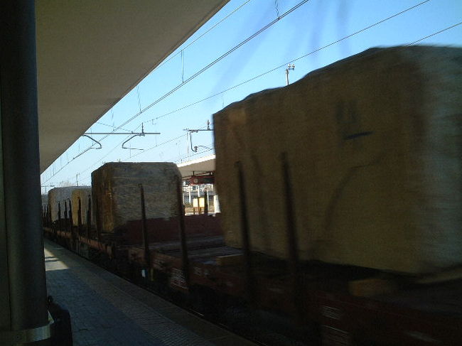 パドヴァの駅で珍しい列車を見ました。<br />この石材は、何でしょうか、何十台も続いています。<br />イタリアならではですね。