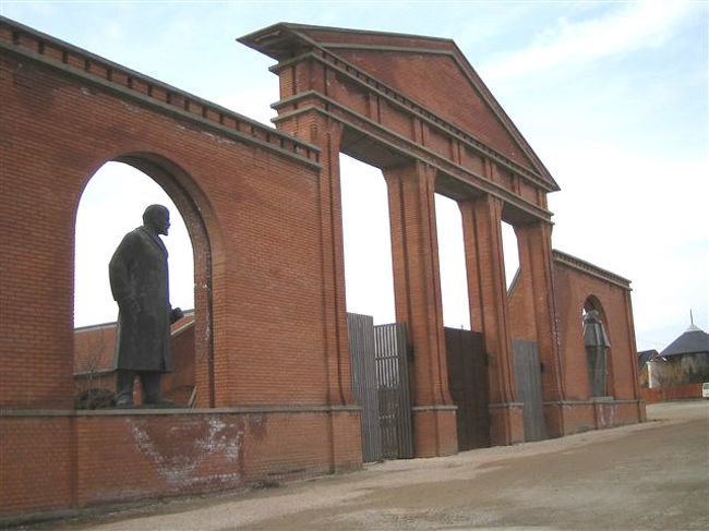 エントランスの門。<br />レーニン卿がお出迎え。