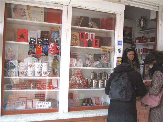 ここで入場券を買います。<br />600hftくらい？<br />グッズも多少あり。