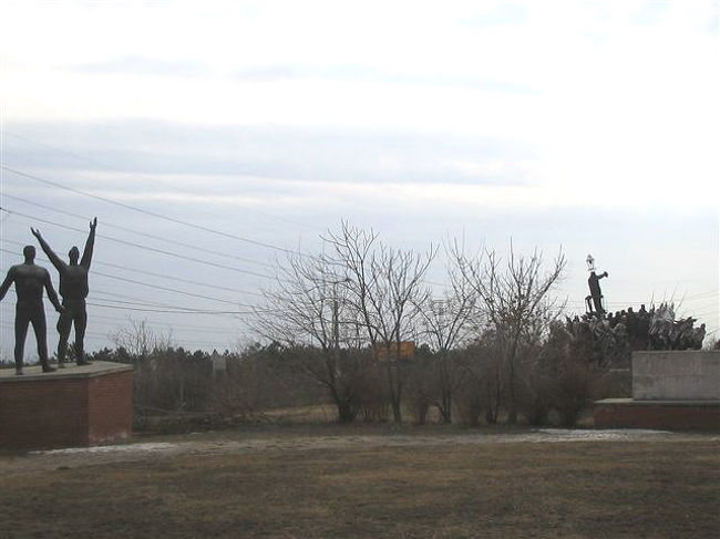 こんな感じの野っ原に、ポツポツと像が･･･。