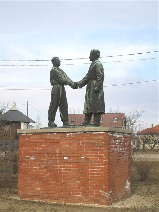 握手してる人たちも。<br /><br />実は基部に名前が書いてあったりするのですが、<br />破損が酷く読めなかったり、<br />読めても知らない人だったり･･･。<br />残念です。