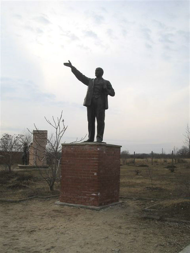 でもこの像は、ポーズで誰だかわかります。<br />そう、レーニンです。