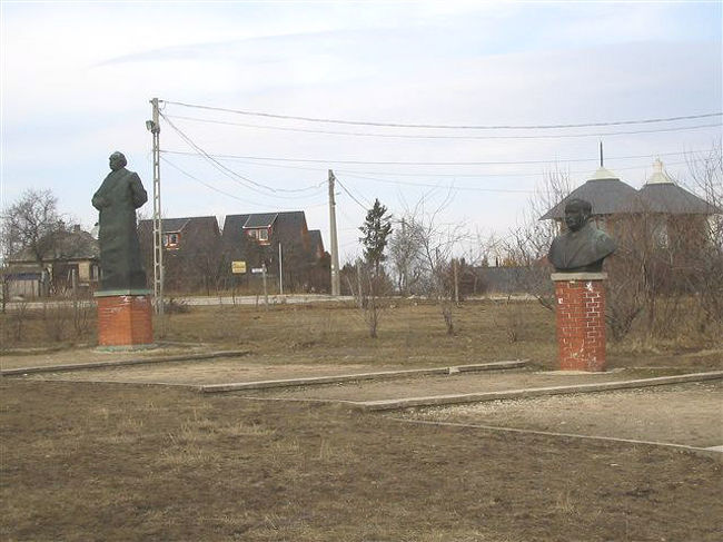 上半身だけの像も。