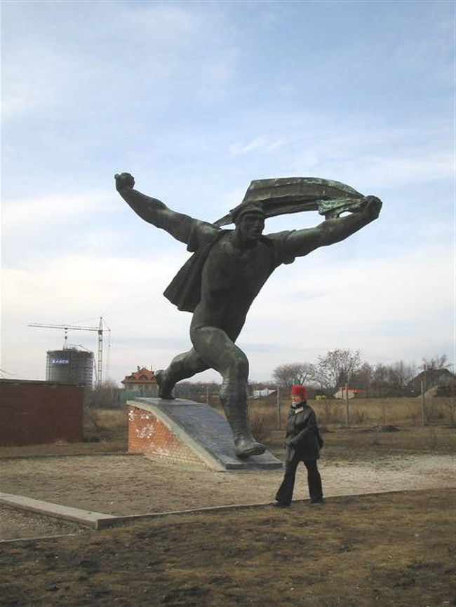 全ての中で最も大きな銅像。<br />人と比較してみました。