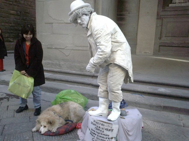 ウッフィッツィ美術館前にいたパフォーマー。