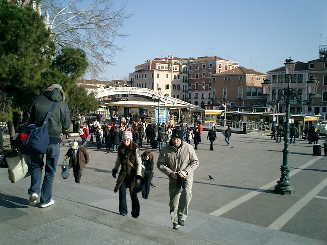 まずは、あの白い橋を渡って