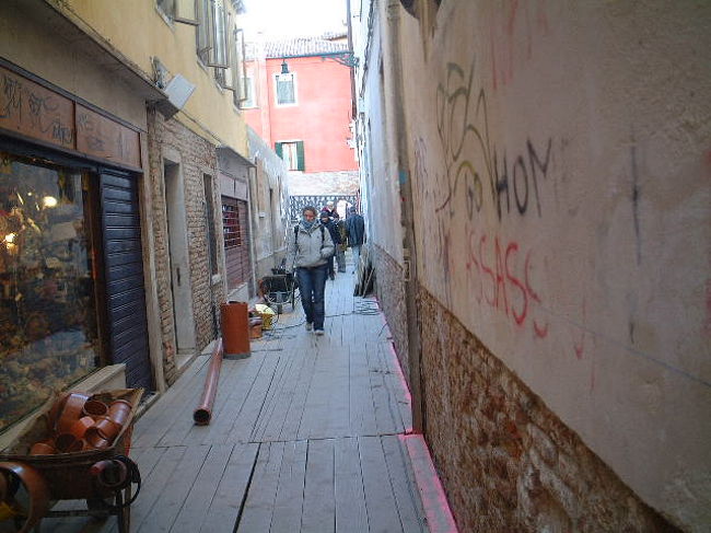 狭い路地を通って