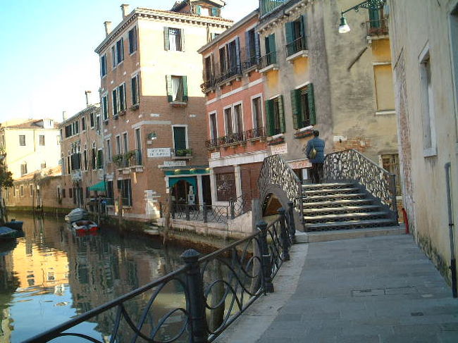 又、橋です。<br />うーむ   分からなくなってきました。<br /><br />二人連れのお嬢さんに聞くことに‥‥<br />身振り、手振りでの会話です。<br />わたくし「あっち？こっち？」と連発していたようです。<br /><br />お嬢さん達、「アッチコッチ」‥‥<br />日本語一つ覚えてもらったようです（*^_^*）<br />