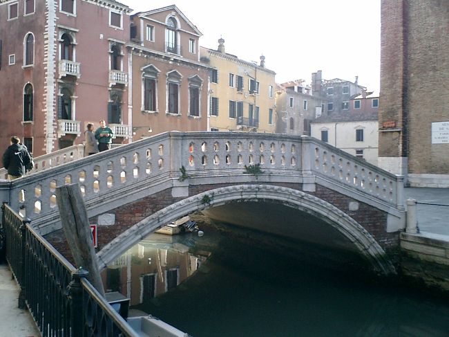 はい、すぐでした。<br />こっちの橋を渡った、あっちです。