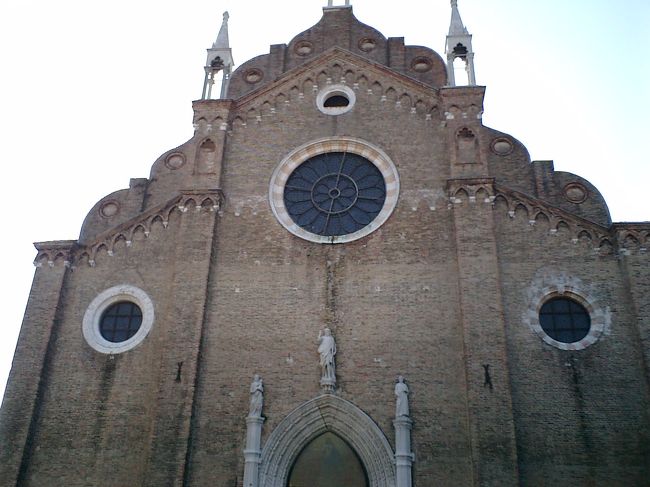 教えてくれた教会は、サンタ・マリア・グロリオーサ・デイ・フラーリ教会でした。<br /><br />なかなか見ごたえのある教会です。<br />特に、主祭壇を飾るティッツィアーノの「聖母被昇天」。　惹きつけられます。<br /><br />ここは撮影が出来ません。<br />目に焼き付けるのみです。