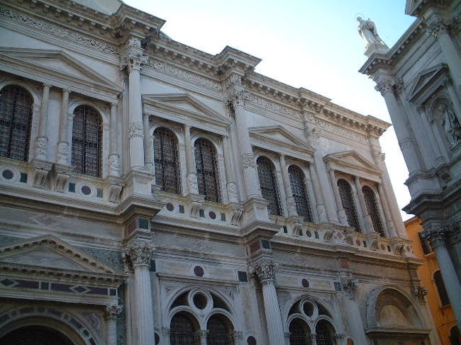 でも、ここも撮影禁止。<br />ティントレットの絵は勿論のことですが、<br />絵の為に窓からの光をシャットアウトして、その後に作られた灯篭というのでしょうか、ランプ、東洋的な感じで印象的でした。<br />お盆くらいの鏡が、いくつも置かれているんです。どうやら、天井の絵を見る辛さを解消するための対策のようです。<br />アイデアですね。<br />寒くなければ、いくらでも居れるんですが、中は底冷えです。<br /><br />ここでも、トイレ情報。<br />中に入ったらトイレに行ってください。他では、なかなか見つかりません。