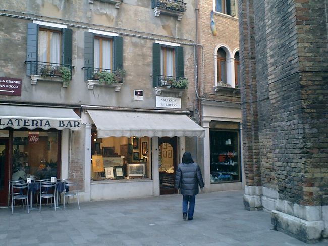 今度こそ。<br />建物に沿って行くと‥‥‥