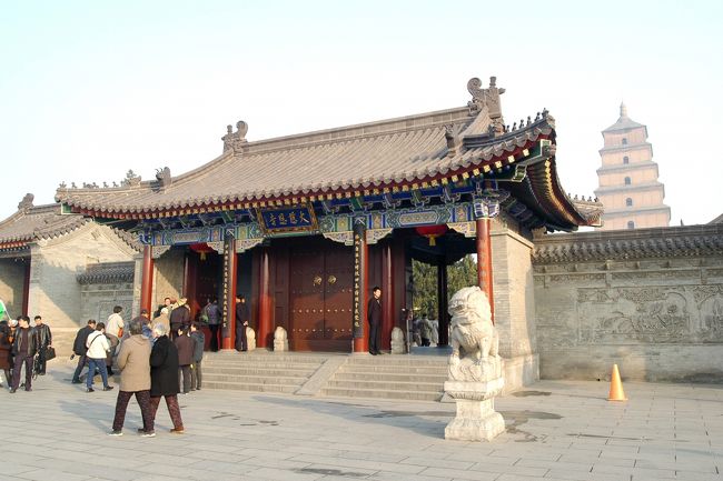 人気商品 大雁塔 大慈恩寺住職手描き （古都西安 掛軸 千手観音菩薩 書