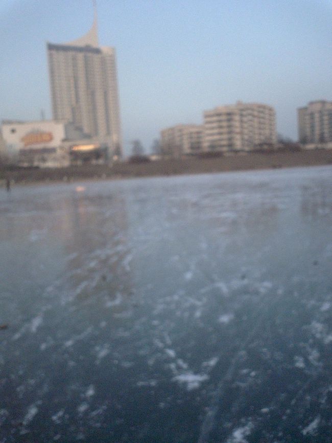 ドナウ川凍ってました<br />地元の人はスケートしてました