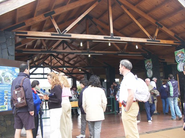 バスを降りると『イグアスの滝国立公園』ゲート前。