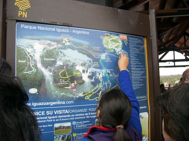 英語、スペイン語と○○語の３ヶ国語を話せる通訳兼ガイドの案内で公園内の説明を受ける。