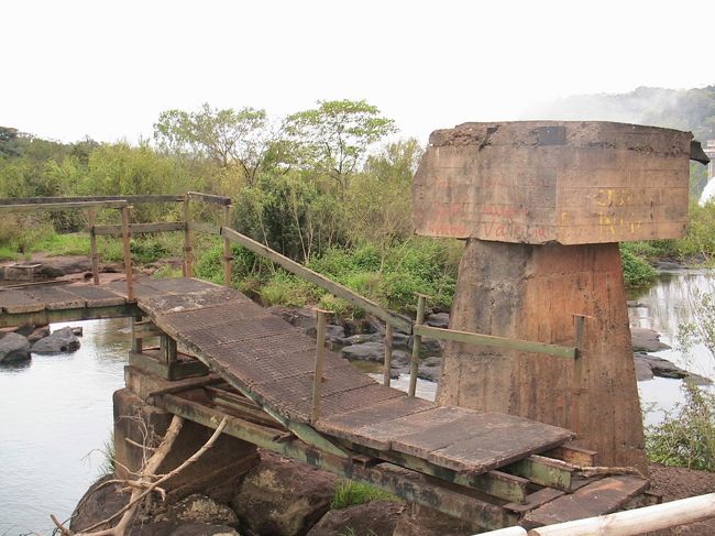 崩れかけてる危なそうな橋だ。此処を渡るのか？