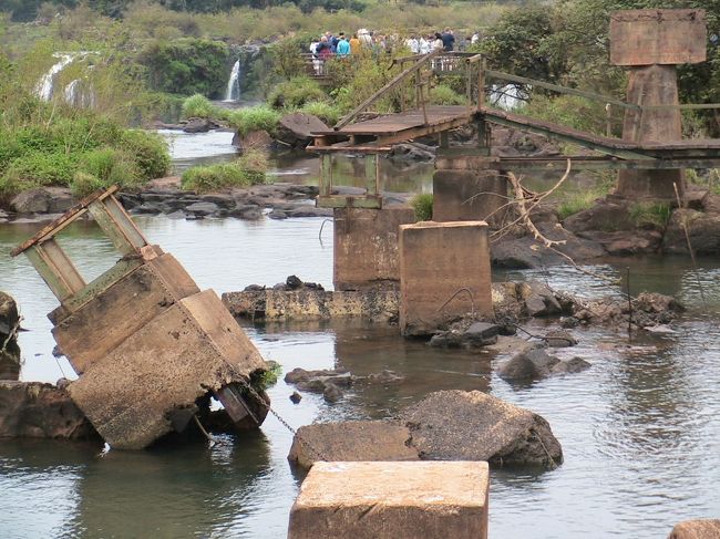 アッ！橋が完全崩壊してる。『悪魔の喉笛』を目の前にして断念か！実は、昔、使用されてた橋だ。現在は使用されてなく景色の一部なのだ。
