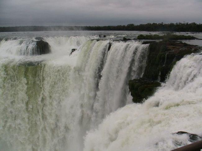 『悪魔の喉笛』に到着。轟音とともに水しぶき上げる滝は凄まじい。思わず落ちたら・・。と想像してしまう。