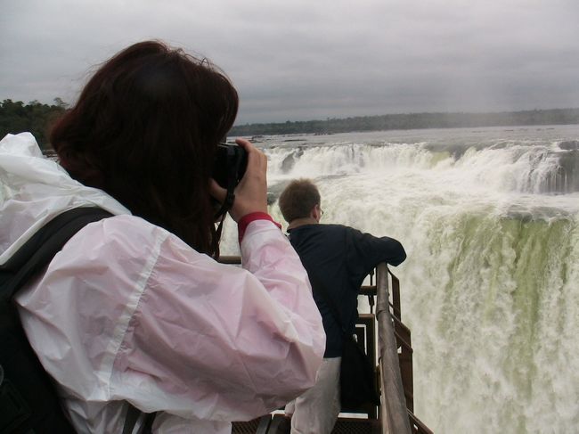 『悪魔の喉笛』を撮るカメラマンも何故か絵になる。彼女はイギリス人でバスの隣席の人。