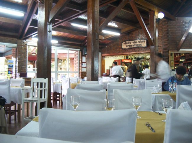 公園内のレストランでランチタイム。