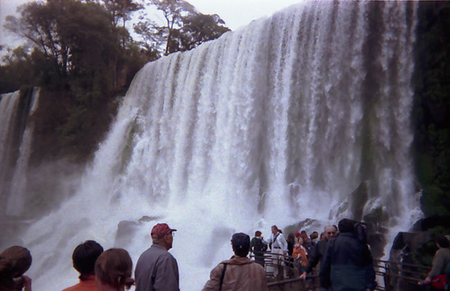 水しぶきを浴びるので雨合羽を着て滝の傍まで寄る。