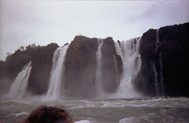 ハイライト！この滝の下をボートで走り抜けるのだ。