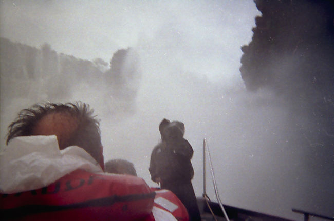 前方視界ゼロだー！見えるのは前席の人の頭。