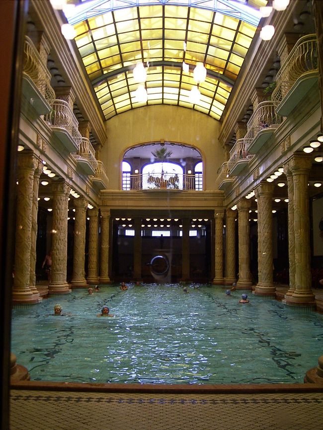 これが温泉？みんなシャワーキャップかぶって泳いでます。わらけます。