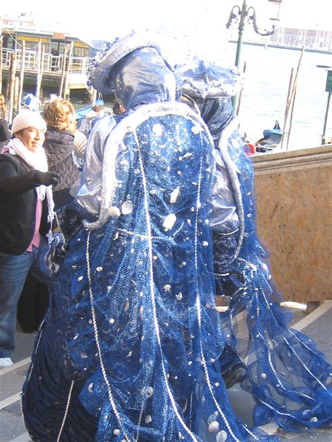 仮装した人々。<br />中世の格好を模したものが大半です。