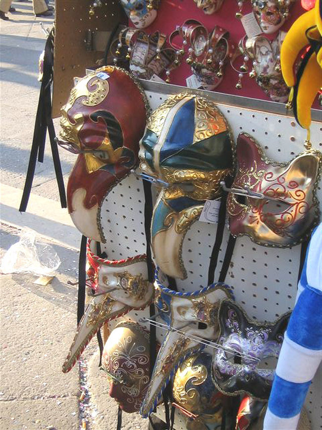 こういったお面売りの露天もたくさん並んでいる。<br />全身コスプレに抵抗のある方でも、<br />顔半分だけのお面や、帽子などをかぶれば一気にお祭り気分がアップ！