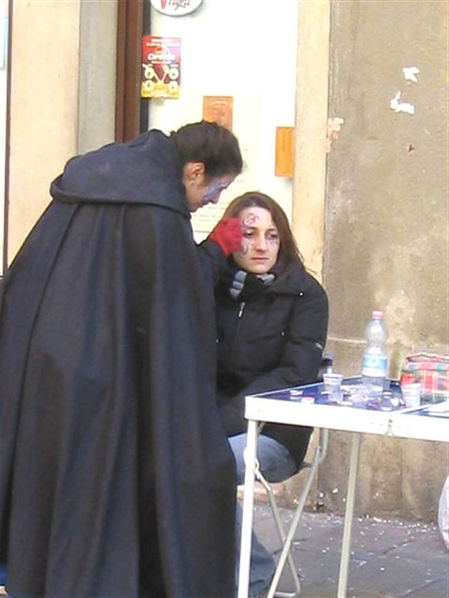 フェイスペインティング。<br />これもお祭り気分を手軽に味わえる手段です。<br />手の込んだペインティングをしてもらえます。