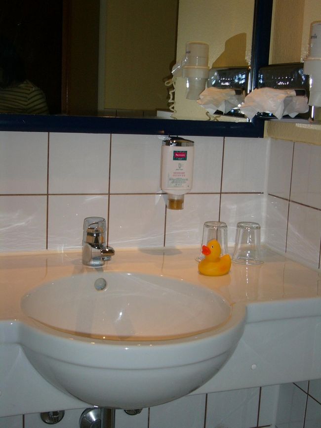 ウィーンには、24日の夜6時半時ごろ到着。<br />ウィーンには、3泊しました。<br />ホテルは、「Hotel Mercure Wien Westbahnhof」。<br />ツインで日本から予約して1泊9,350円（朝食込み）。<br />ウィーン西駅から近く、きれいで、朝食の種類もとても多く、なかなか良いホテルでした。<br />写真は、洗面所ですが、なぜか黄色いアヒル君が。。<br />お風呂に浮かべて遊んでくださいってことなんでしょうか？