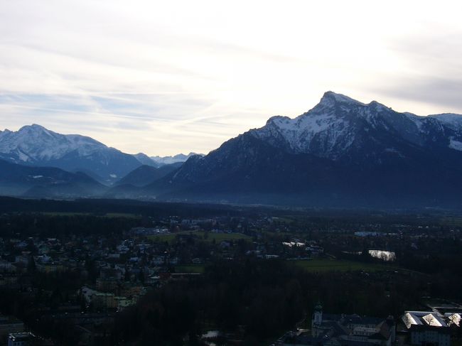 城塞からの眺めです。<br />ザルツブルクの街並と山々がきれいでした。