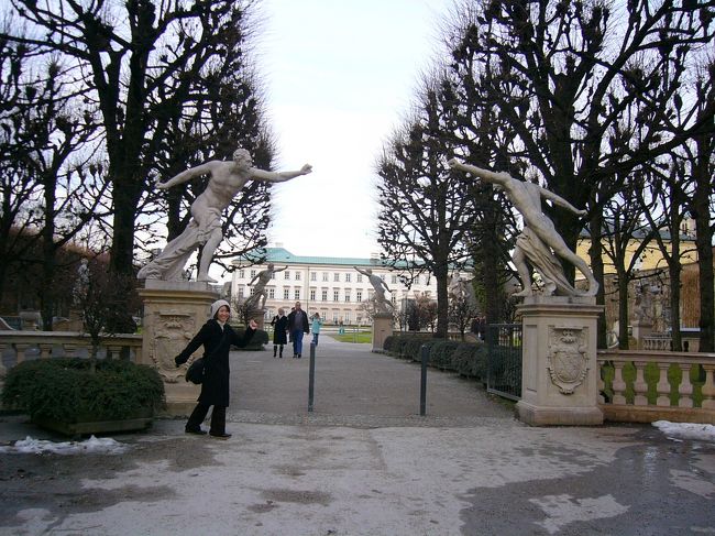 ミラベル宮殿前にて。<br />左の彫刻と同じポーズをしてみました。